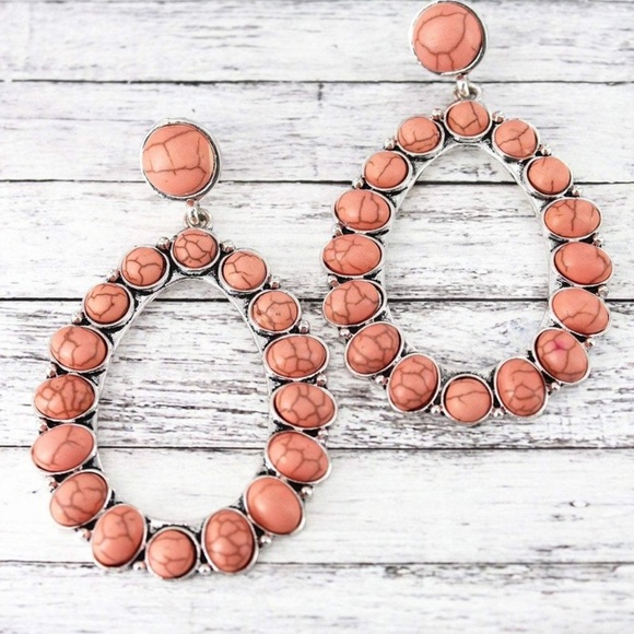 Jewelry - Western Pink Beaded Silvertone Oval Earrings